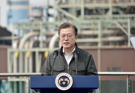 문재인 대통령이 19일 오후 충남 보령 화력발전소에서 열린 '충남 에너지전환과 그린뉴딜 전략 보고'에 참석, 발언하고 있다.  <연합뉴스>